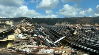能登半島地震で倒壊した家屋。崩れた屋根瓦や木材が積み重なっている